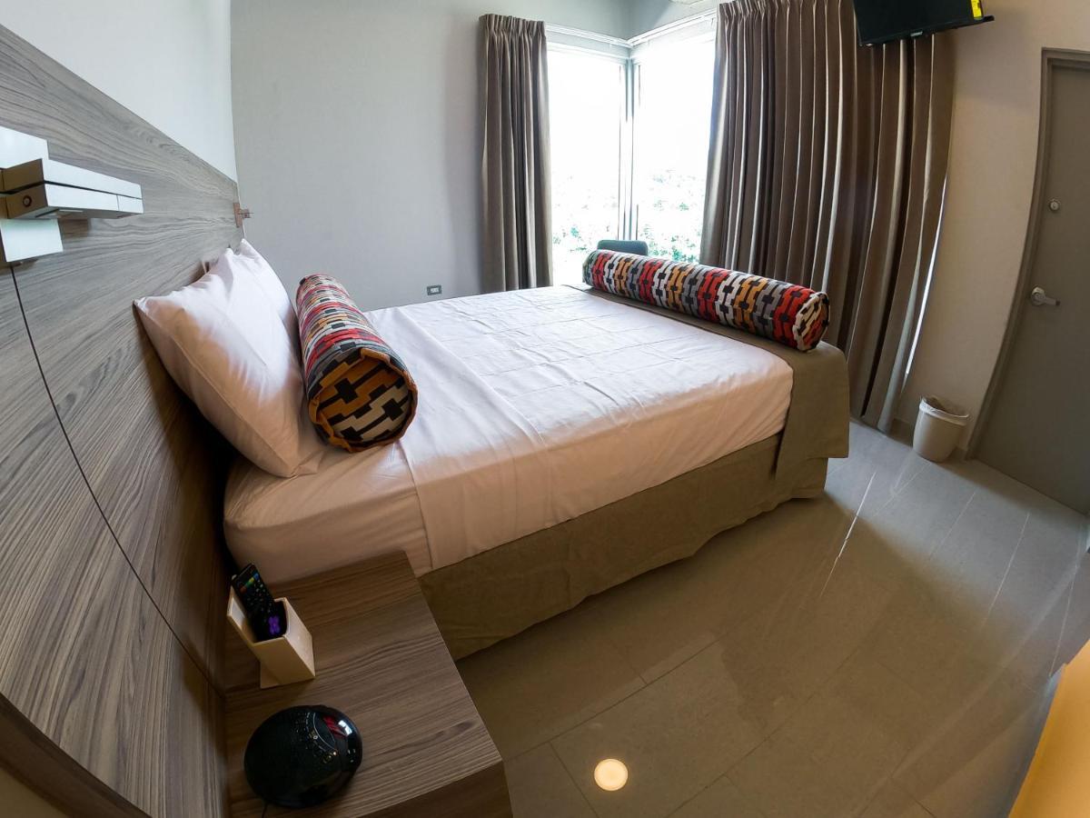 Royal Delonix Hotell Penuelas Exteriör bild